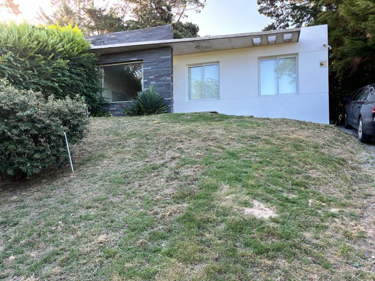 Venta Casa de 3 dormitorios, 2 baños y en suite,  zona Colegios.