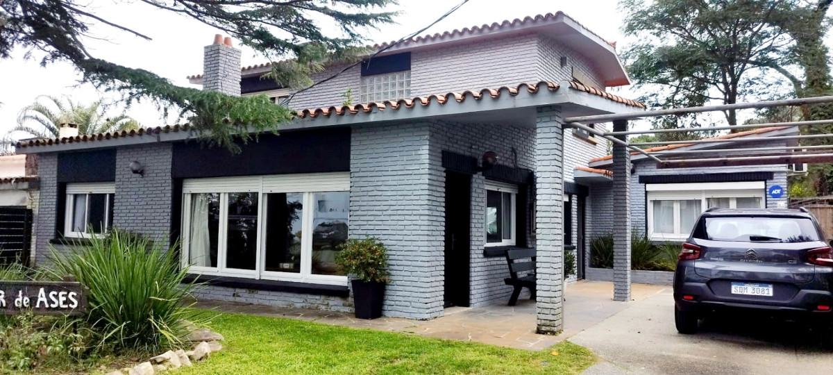 Venta de casa 4 dorms 5 baños en Punta del Este, playa mansa.