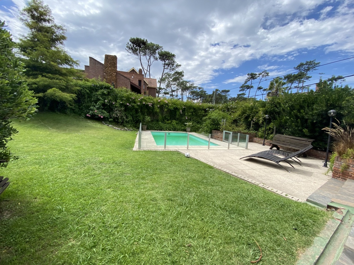 Casa, Venta 4 dormitorios mas dependencia, 2 master suite, Piscina, 1 cuadra de la playa Masa, Punta del Este.