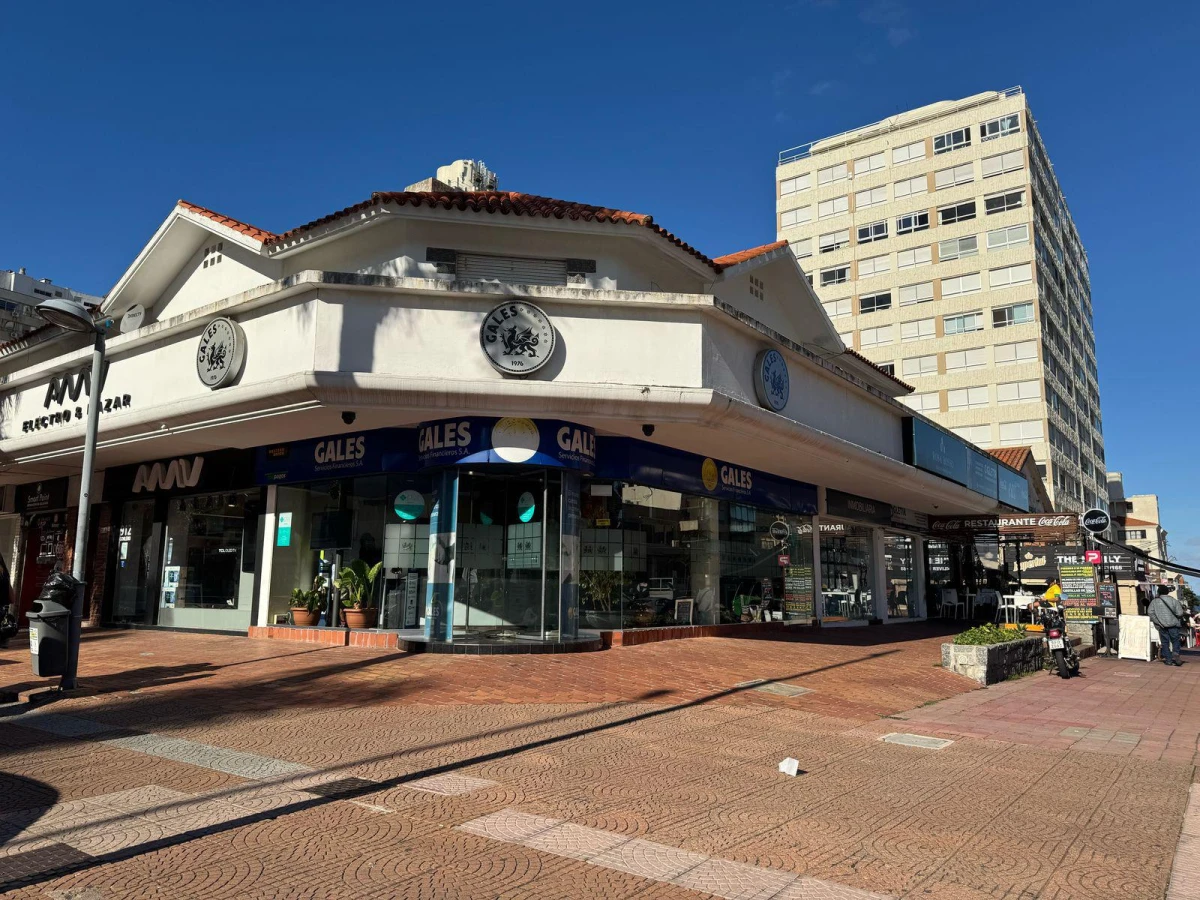 Venta de Local esquinero con excelente ubicación en el corazón de la Península