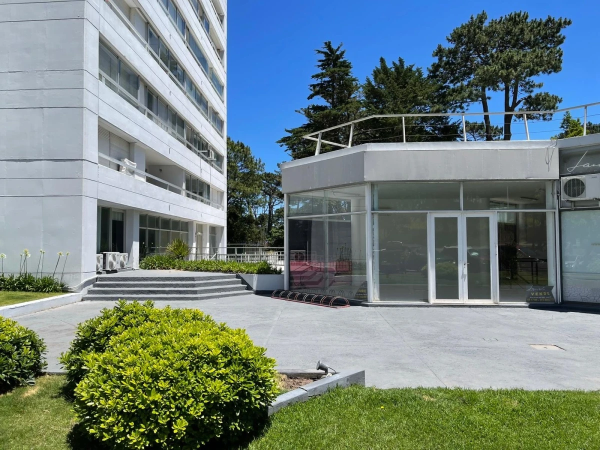 Venta Alquliler Anual local comercial en Roosevelt