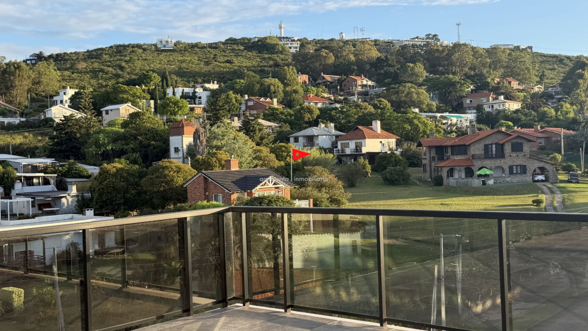 Espectacular Apartamento Esquinero con Vista Panorámica Total sobre Piriápolis 307