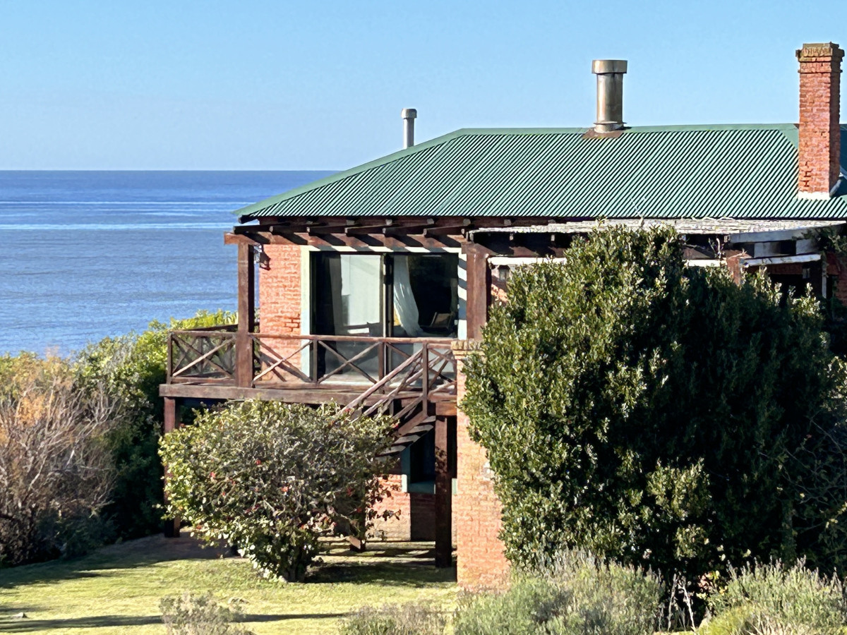 Casa en alquiler en Punta Colorada 3 dormitorios vista al mar