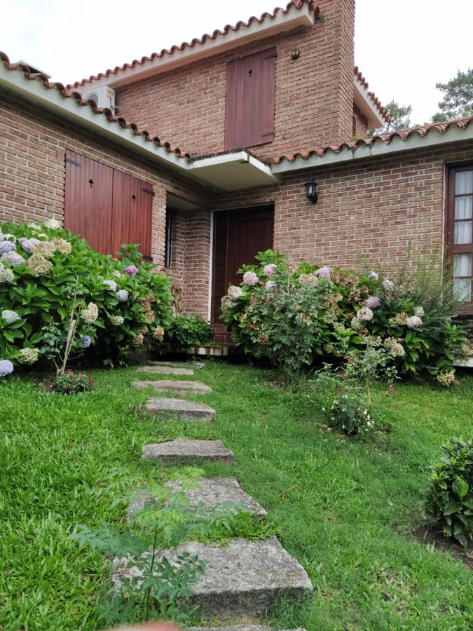 Venta casa Piriapolis 5 dormitorios 3 baños barrio Country