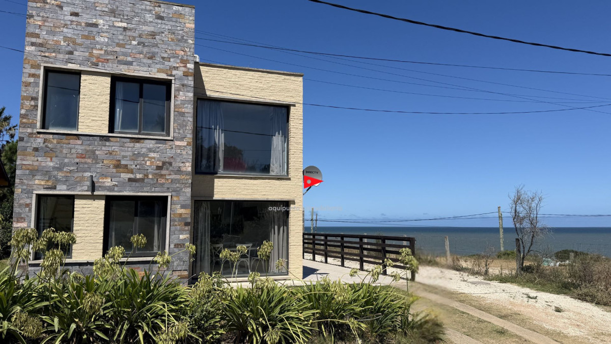 Amplia Casa con 4 Dormitorios y Vista al Mar - Punta Colorada