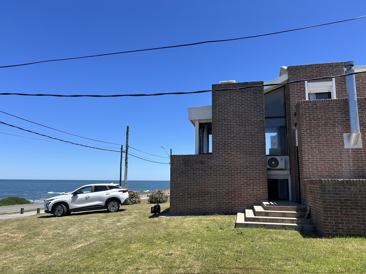 Venta hermosa casa Punta Colorada frente al mar 3 dormitorios 2 baños