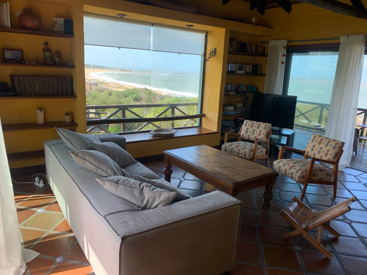 Casa en alquiler en Punta Colorada 3 dormitorios vista al mar