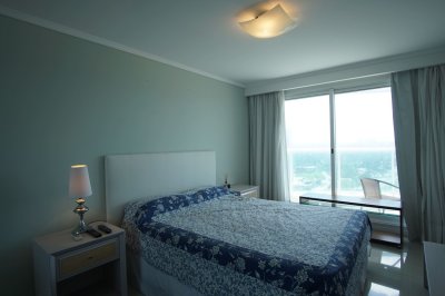 Moderno y confortable 2 dormitorios en Piso alto, Playa Mansa, Punta del Este.