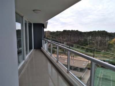 Amplio apartamento 3 dormitorios más dependencia