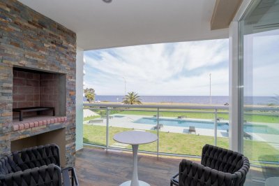 Moderno apartamento, 2 dormitorios 2 baños, primera linea mansa