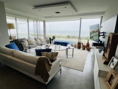 Amplia planta de 3 dormitorios mas dependencia de servicio en primera linea de la mansa.