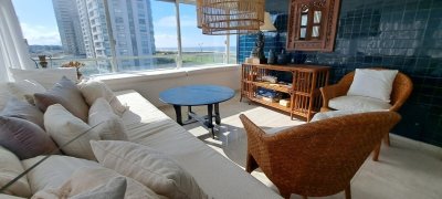 Apartamento, 3 dormitorios mas dependencia, primera linea de la Brava