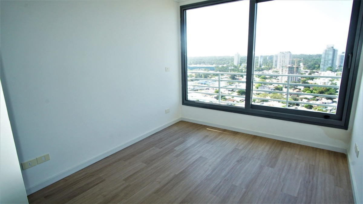 Apartamento Esquinero, Piso Alto, 3 Dormitorios y Dep. Alexander Boulevard.