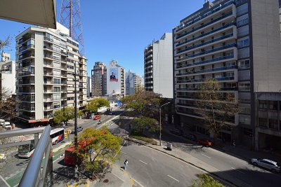 VENTA DE APARTAMENTO 2 DORMITORIOS, 2 BAÑOS Y GGE - TRES CRUCES. Montevideo Uruguay.