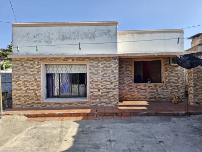 casa 3 dormitorio 1 baño y apartamento en frente