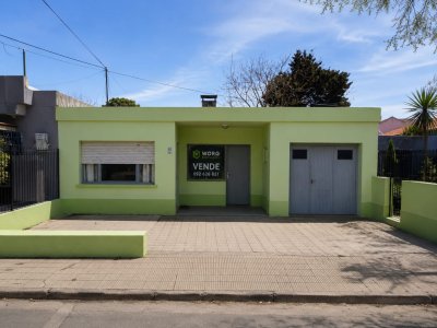 Amplia casa sobre La Avenida Ituzaingó