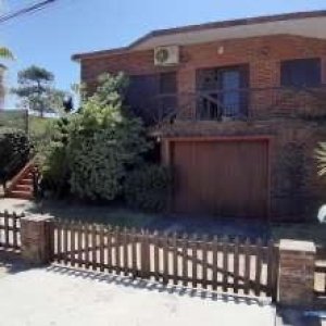 Hermosa casa en venta, a pocos metros del mar.