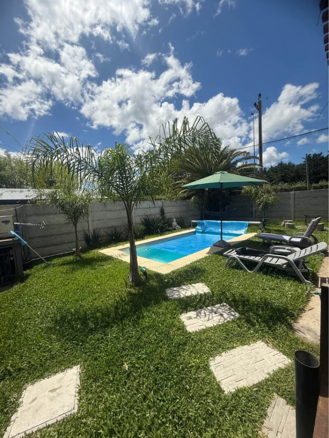 Se alquila casa en Las Flores 