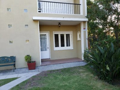 Casa 2 Dormitorios en Carrasco, Parrillero, T