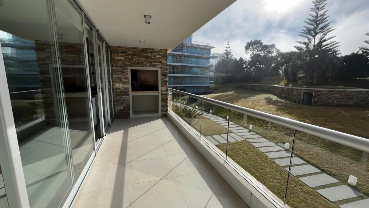 Apto en venta de 2 dorm con parrillero propio en Playa Brava