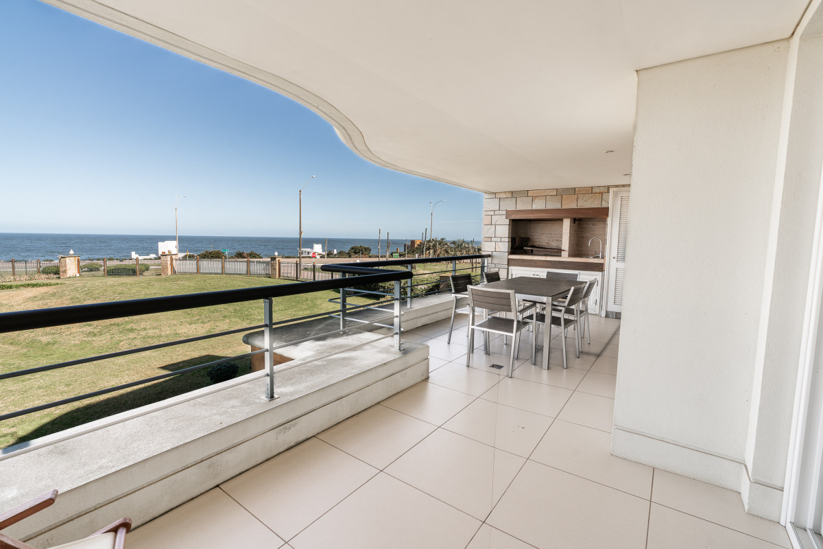 Venta de Apartamento 2 DORMITORIOS en Playa Mansa, Punta del Este.