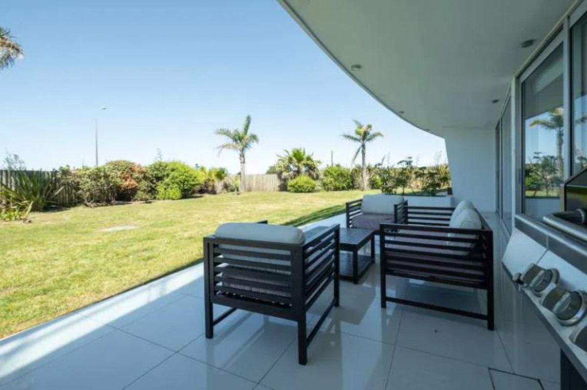 Apto en Bkini Beach planta baja 2 dormitorios, edificio con servicios 