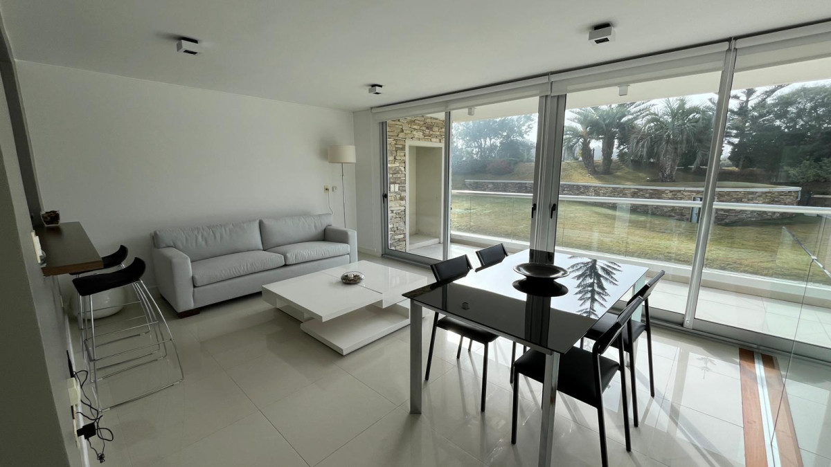 Apto en venta en la Brava de un dorm en suite, con barbacoa y servicios 