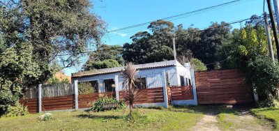 Casa en Pinares, 2 dormitorios, buena construcción 