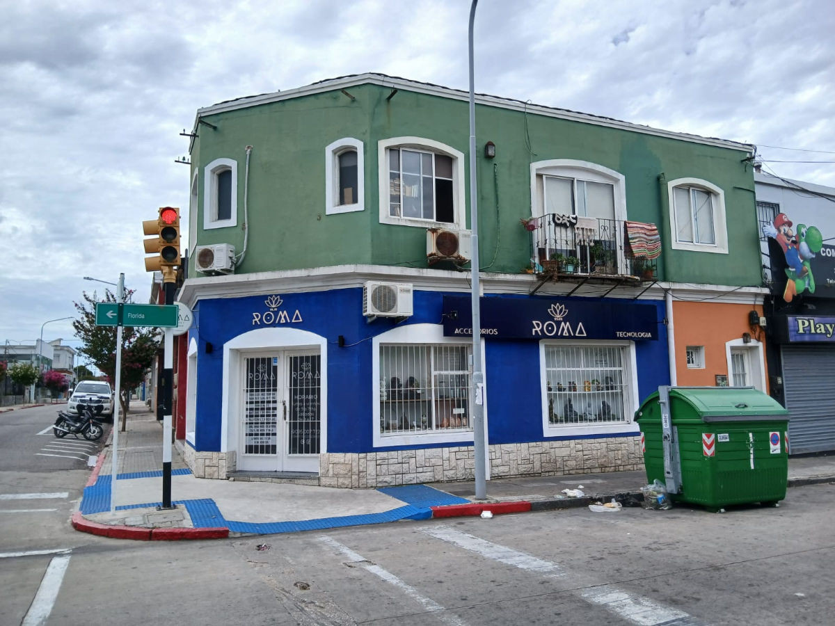SE VENDE LOCAL COMERCIAL Y APTO CENTRO DE MALDONADO