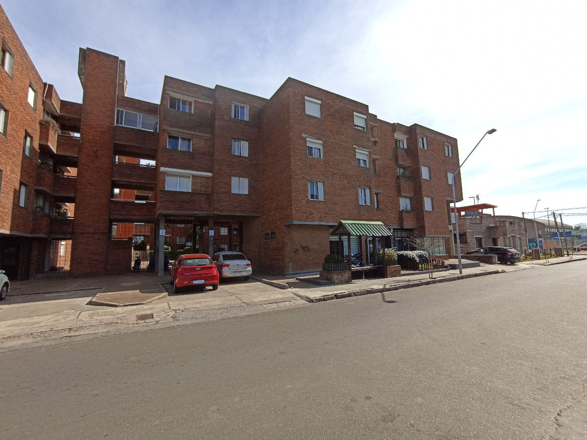 SE VENDE APARTAMENTO 3 DORM PRIMER PISO EN COMPLEJO B25 CENTRO
