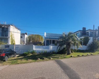 SE VENDE CASA CON 2 DORMITORIOS EN MANANTIALES 
