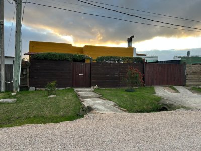 SE VENDE CASA DE 3 DORMITORIOS SAN CARLOS 