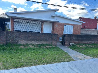 SE VENDE CASA EN BARRIO RIVERA MAS 2 APTOS 