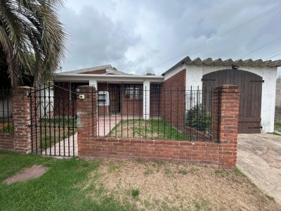 SE VENDE CASA DE 2 DORMITORIOS 