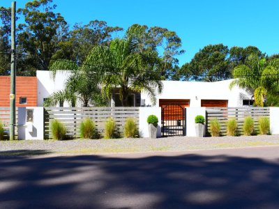 SE VENDE CASA 3 DORM 3 BAÑOS PISCINA  PUNTA DEL ESTE