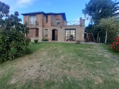 SE VENDE CASA 2 DORM EN BARRIO LAUSANA AMPLIO TERRENO