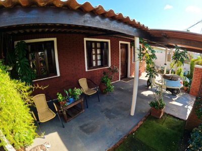 SE VENDE CASA 3 DORMITORIOS EN BARRIO CERRO PELADO