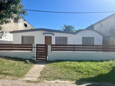 SE VENDE CASA  4 DORMITORIOS EN BARRIO PERLITA MALDONADO