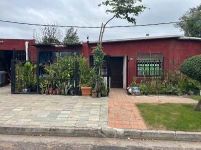 SE VENDE CASA 2 DORMITORIOS BARRIO LA ESTACION 