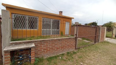 SE ALQUILA CASA 2 DORM EN ZONA LOS BOMBEROS