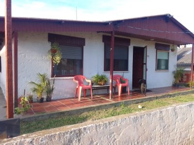 SE VENDE CASA DE 3 DORMITORIOS EN BARRA DEL CHUY 