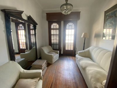 Alquiler Apartamento  tres dorm Amoblado Ciudad vieja 