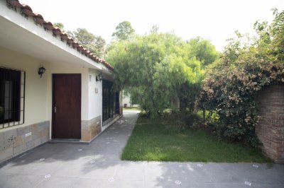 VENTA CASA 2 DORMITORIOS, COCHERA,  MONTE DE SOLYMAR