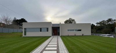 Venta Casa 5 dorm, barbacoa, piscina  a estrenar ZONAMERICA 