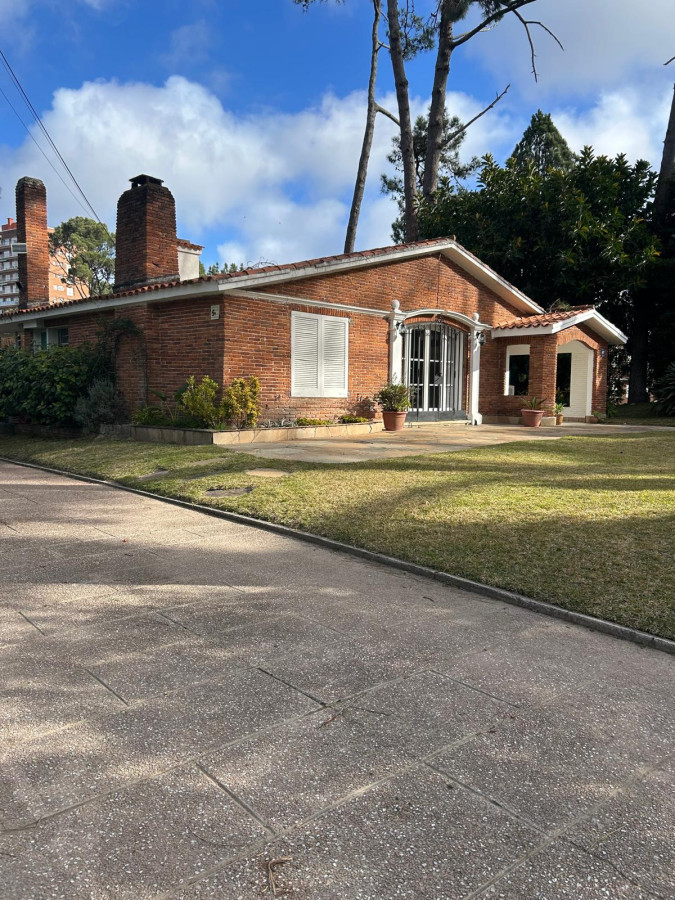 Imagen de Casa en Cantegril, Punta del Este. 5 dormitorios, terreno de 3000 m²