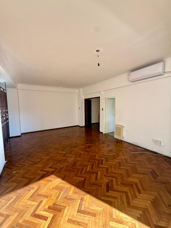 Alquiler Apartamento. Punta Carretas. 4 dormitorios. Con balcón