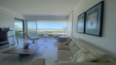 Amplio y renovado apartamento frente al mar en Playa Brava