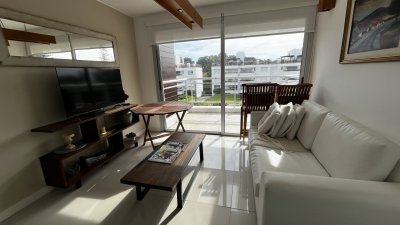 Moderno apartamento con terraza y parrillero en alquiler de temporada