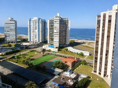 Apartamento de 1 dormitorio en piso alto con vista al mar y garaje