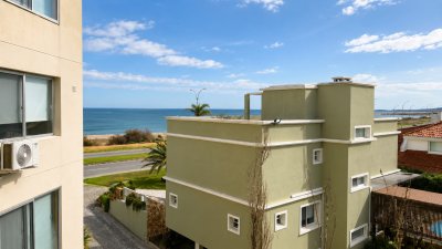 APARTAMENTO EN VENTA EN PINARES, PRIMERA LINEA CON VISTA PARCIAL 